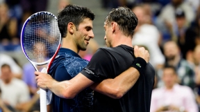 Novak Djokovic abraza a John Millman