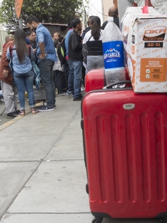 Migrantes venezolanos en la embajada de Venezuela en Lima.
