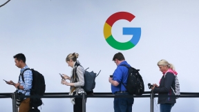 Personas frente a logo de Google