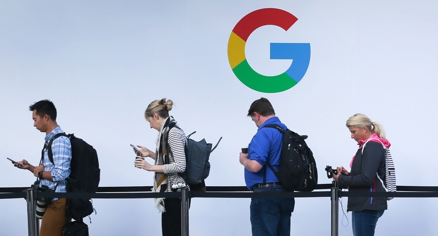 Personas frente a logo de Google