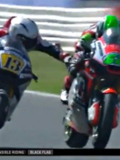 Motociclista frena a su rival.