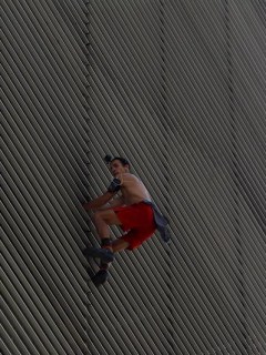 Hombre araña ruso trapando edificio en Medellín