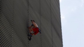 Hombre araña ruso trapando edificio en Medellín