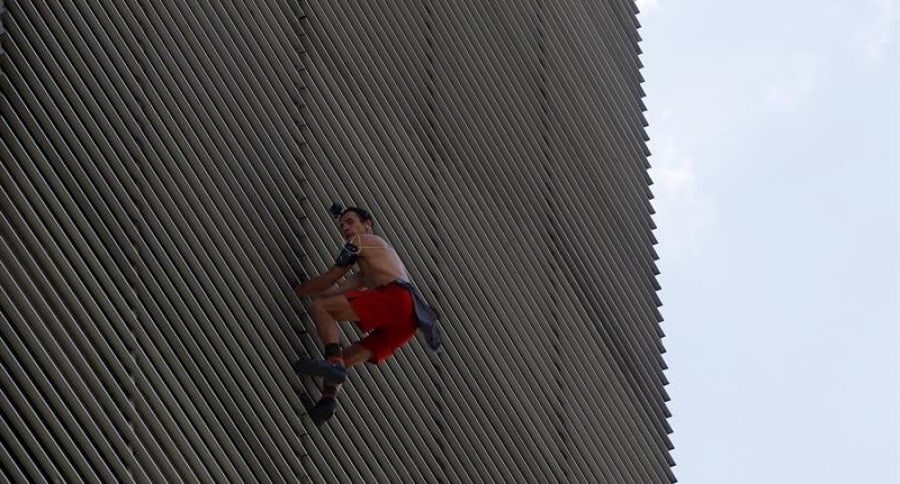 Hombre araña ruso trapando edificio en Medellín