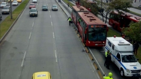 Choques entre 2 buses de Transmilenio con ambulancia y carro particular