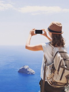 Mujer tomando una foto con su celular