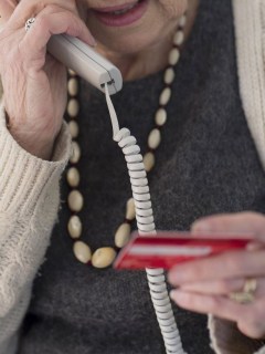 Mujer, telefono, estafa