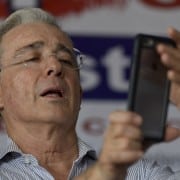 Álvaro Uribe con un celular