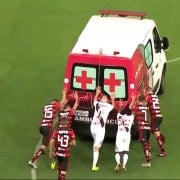 Bruno Silva salió en ambulancia