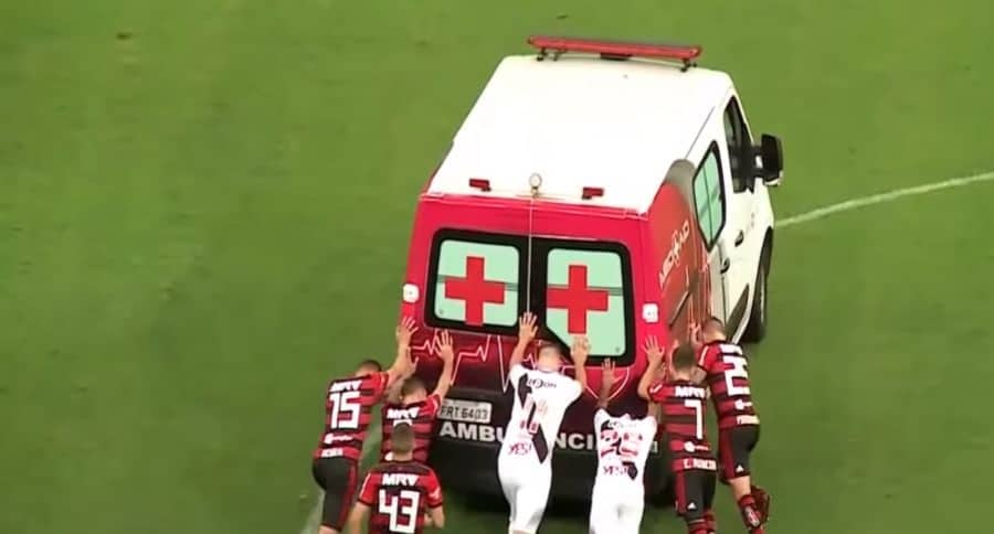 Bruno Silva salió en ambulancia