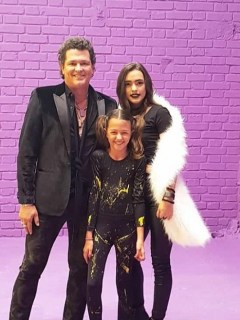Carlos Vives, cantante, con sus hijas Lucy y Elena.