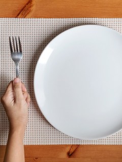Plato y cubiertos