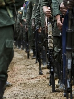 Miembros de las Farc con armas