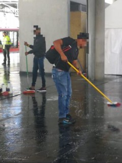Colados trapeando estaciones de Transmilenio