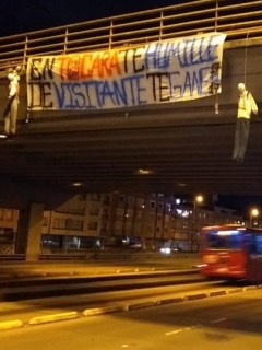 Muñecos amenzantes de hinchas de Millonarios