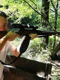 Hombre con fusil