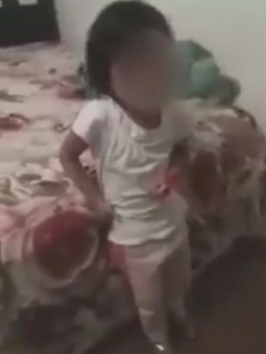 Niña que obligan a fumar marihuana
