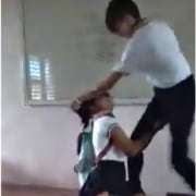 Estudiante golpea a compañera.