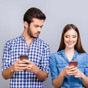 Hombre y mujer con celulares