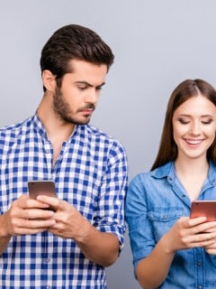 Hombre y mujer con celulares