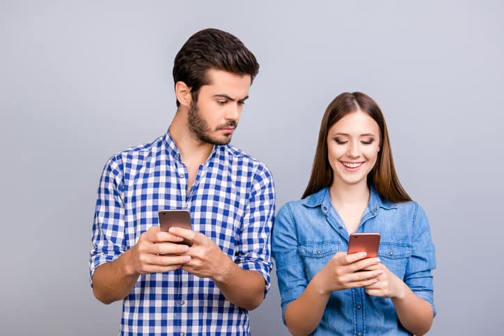 Hombre y mujer con celulares