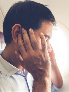 Hombre en avión