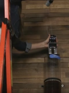 iPhone sumergido en tubo de cerveza