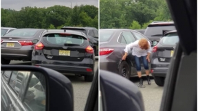 Mujer saliendo de parqueadero.