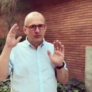 Consuelo Cepeda, defensora del televidente de RCN, y Jota Mario Valencia, presentador.
