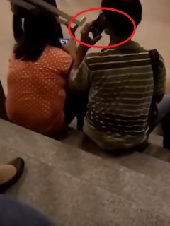 Pervertido grabando a mujer en falda