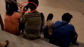 Pervertido grabando a mujer en falda