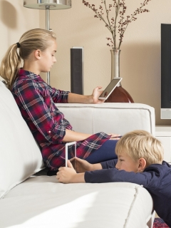 Niños con celulares y televisión