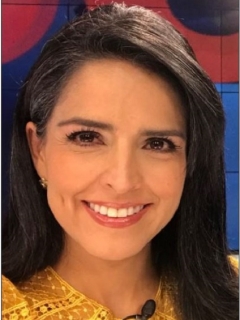 Claudia Palacios y mujer de espaldas