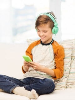 Niño jugando en celular
