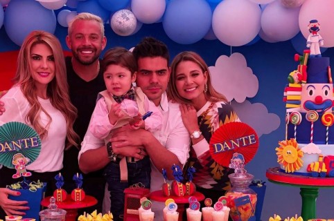 Ana Karina Soto y Melissa Martínez, presentadoras; Matías Mier, futbolista; y Alejandro Aguilar, actor, alzando a su hijo Dante.
