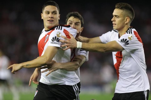 Juan Fernando Quintero y Rafael Santos Borré (River Plate)
