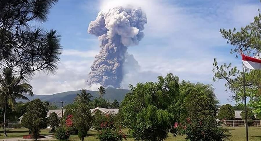 Volcán Soputan en Indonesia