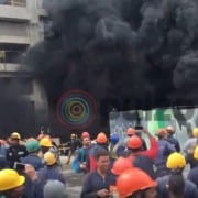 Trabajadores evacuan edificio.