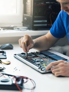 Hombre reparando un computador