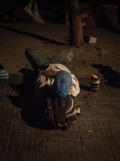 Venezolano acostado en el piso