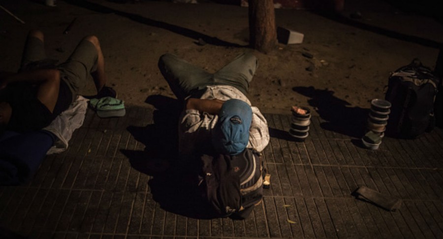 Venezolano acostado en el piso