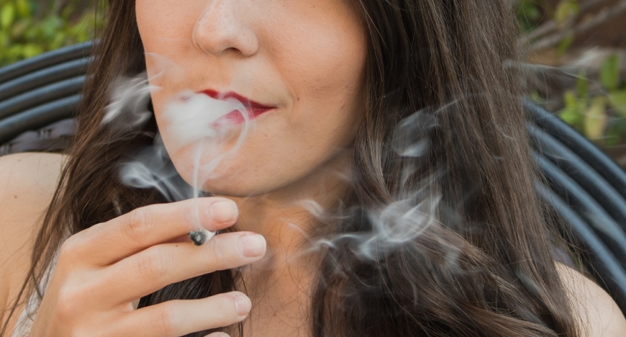Mujer fumando una dosis mínima de marihuana
