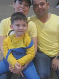 Edwin Contreras, su esposa Diana Arévalo y Cristo José.