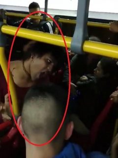 Travestis peleando en alimentador de Transmilenio
