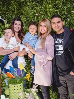 Las presentadoras Carolina Cruz y Ana Karina Soto con sus parejas, los actores Lincoln Palomeque y Alejandro Aguilar, respectivamente, y sus hijos.