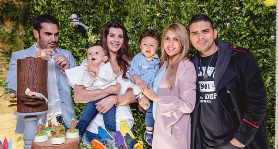 Las presentadoras Carolina Cruz y Ana Karina Soto con sus parejas, los actores Lincoln Palomeque y Alejandro Aguilar, respectivamente, y sus hijos.