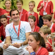 Roger Federer con recogebolas
