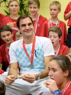 Roger Federer con recogebolas