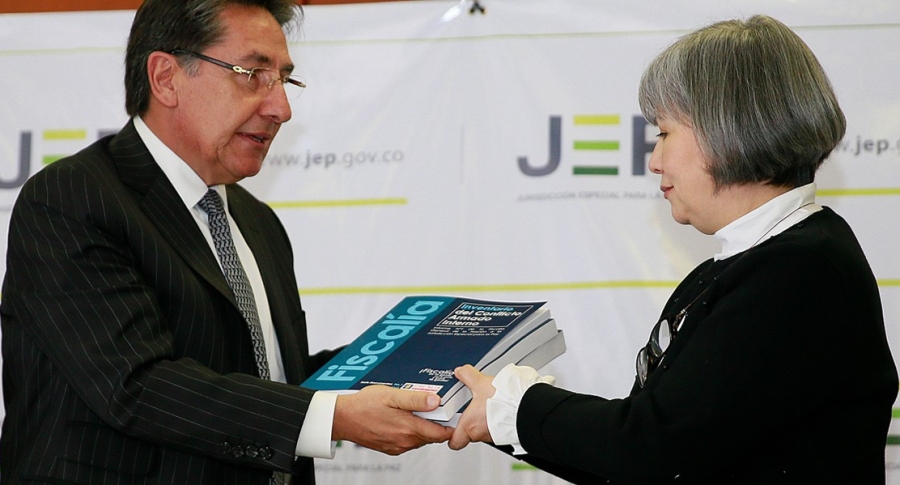 Néstor Humberto Martínez, Fiscal General, y Patricia Linares, presidenta de la JEP