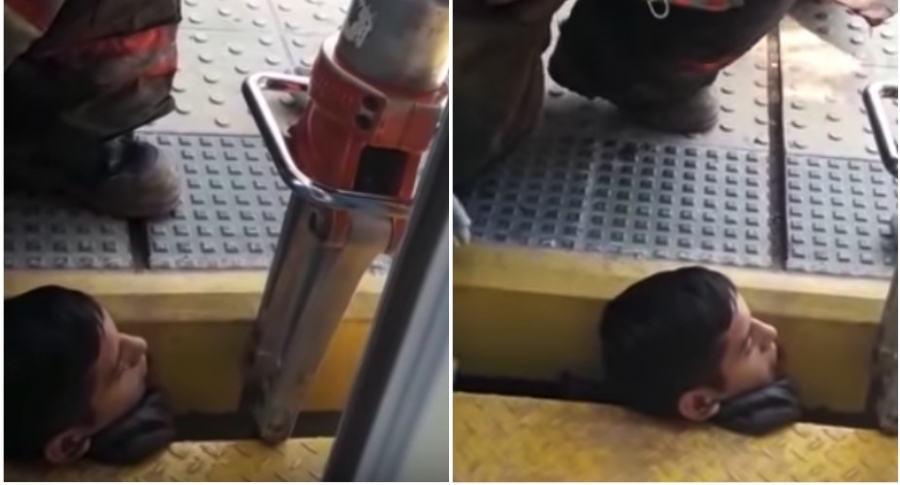 Joven con cabeza atascada en plataforma de tren.